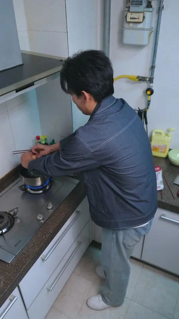 The Plumber Who Won the Campus Beauty
