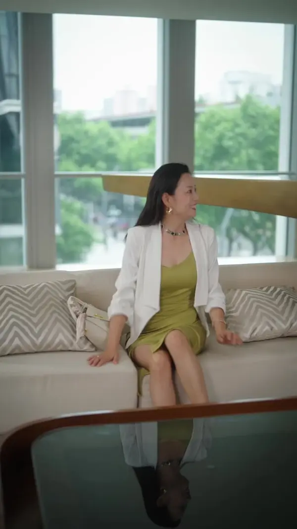 Flash-Married CEO, Secretly Not So Poor?