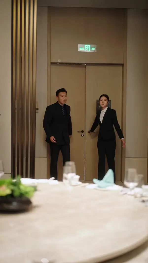 Flash-Married CEO, Secretly Not So Poor?