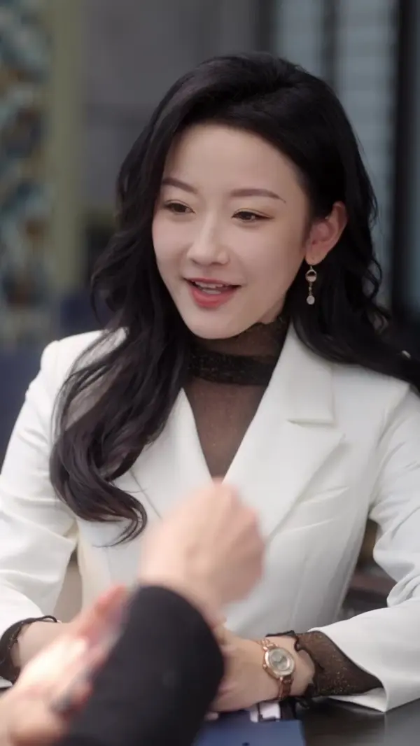 Flash-Married CEO, Secretly Not So Poor?