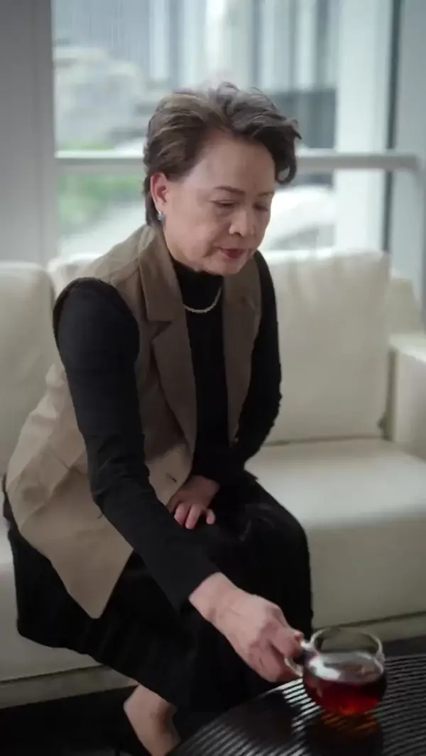 Flash-Married CEO, Secretly Not So Poor?