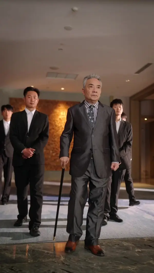 Flash-Married CEO, Secretly Not So Poor?