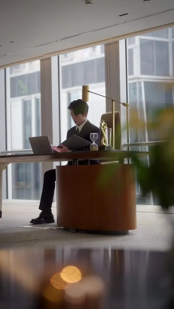 Flash-Married CEO, Secretly Not So Poor?