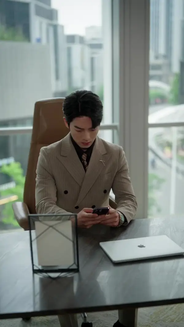 Flash-Married CEO, Secretly Not So Poor?