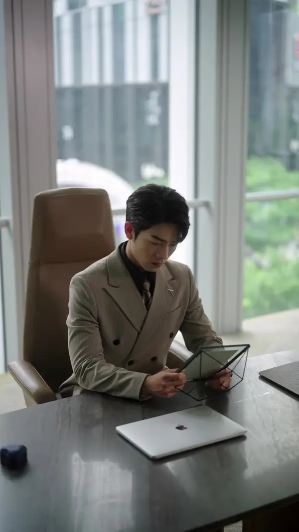 Flash-Married CEO, Secretly Not So Poor?