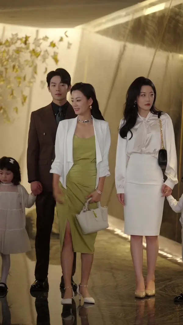 Flash-Married CEO, Secretly Not So Poor?
