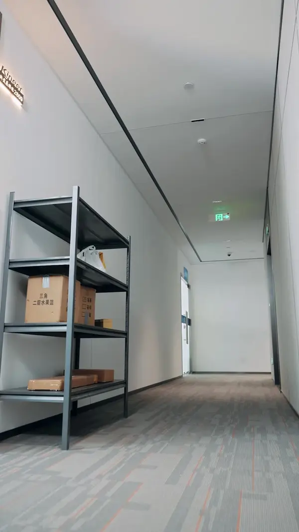 Two Women, One Delivery Guy(Dubbed)