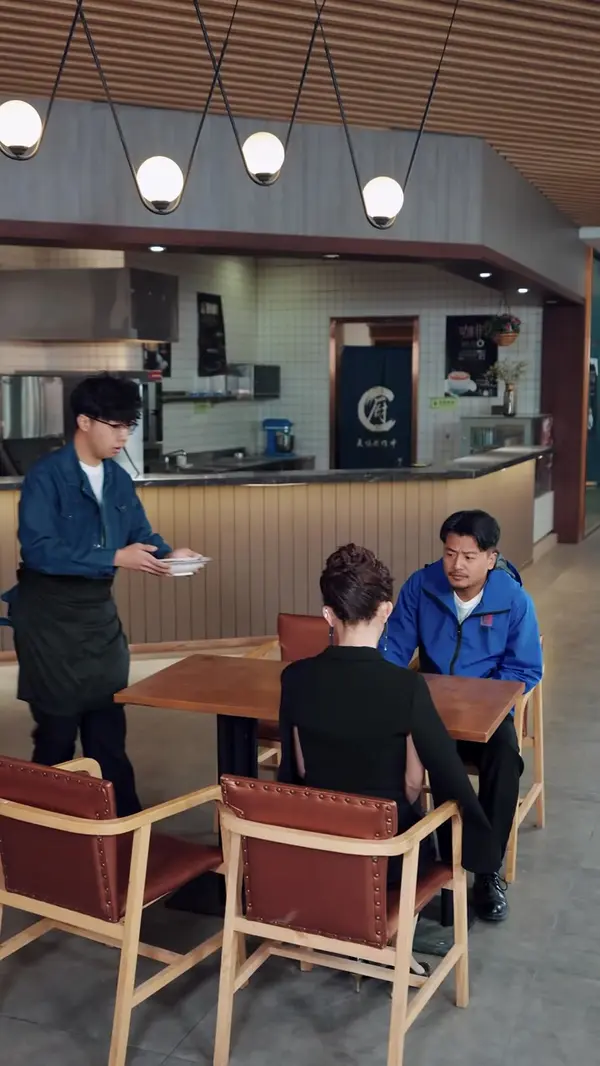 Two Women, One Delivery Guy(Dubbed)